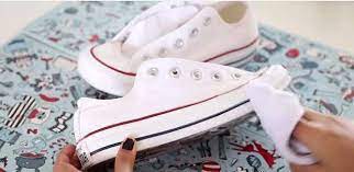 Convierte Tus Zapatillas Viejas En Nuevas Con Estos Trucos Zapatillas Converse Blancas Zapatillas Blancas Limpiar Zapatos De Ante