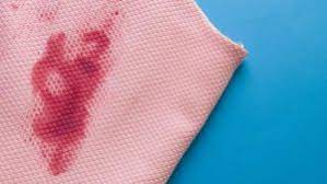 Nettoyer une tache de sang sur un tissu ou un vêtement pour retirer une tache de sang d'un vêtement, vérifiez tout d'abord la matière (synthétique, coton, etc.) en regardant l'étiquette du vêtement. Comment Enlever Une Tache De Sang Sur Un Tissu Nos Astuces Efficaces