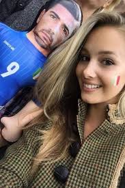 Oltre ad apparire meno brillante e con un colore più spento, cominciano a sorgere le prime rughe e i tessuti cominciano a cedere. Namorada De Pelle Da Italia Leva Boneco Inflavel De Atacante Na Estreia Da Eurocopa E Da Sorte Esporte Extra Online