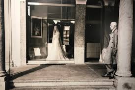 Abiti da sposa degli anni '50, '60, '70 in mostra presso la chiesa dell'annunciata. Lorenzo Riva 50 Anni Di Moda Da Balenciaga A Whitney Houston L Eleganza E Una Necessita La Repubblica