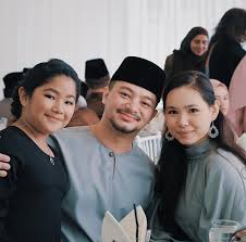 Setelah dua tahun menyulam cinta, nabila dan sharnaaz disatukan sebagai suami isteri pada 31 mac 2017 setelah dirisik pihak lelaki pada 18 disember 2016. Akhirnya Noor Nabila Dedah Detik Awal Perkenalan Dengan Engku Emran Iluminasi