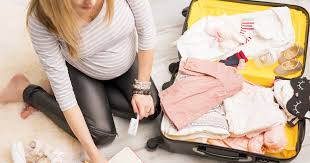 Sobald die wehen einsetzen, fragen sich viele werdende mütter und väter, wann es an der zeit ist, ins spital zu fahren. Bereit Fur Die Geburt Das Kommt In Die Klinik Tasche Schwanger At