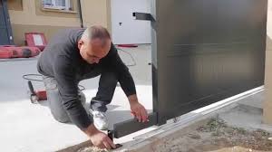 Je souhaite la pose d'un portail alu deux ventaux motorisé sur une hauteur de 1m70 environ + portillon avec gâche électrique + interphone. Pose D Un Portail Coulissant Emalu Guide D Installation Youtube