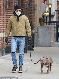 Theroux made his film debut came in the 1996 movie i shot andy warhol. Justin Theroux Sticks To Signature Style Of Ripped Jeans Beanie And Shades As He Walks Dog In Nyc Aktuelle Boulevard Nachrichten Und Fotogalerien Zu Stars Sternchen