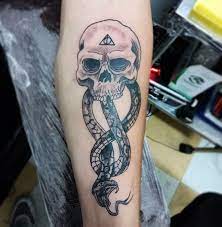 Tattoololco La Marca Tenebrosa Es El Simbolo De Lord Voldemort Y Sus Mlrtifagos Esta Marca Fue Grabada A Fuego En El Antebrazo Izquierdo De Los Mortifagos Mas Allegados A Lord Voldemort