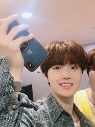 Doyoung Pics On Twitter Pics Dobby Mirror Selfie