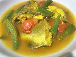 Tumis bawang putih cincang hingga harum. Dapur Cempakasari Asam Pedas Rebus Ikan Siakap Yang Sempoi Tapi Sedap