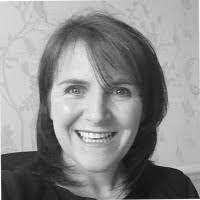 Dee Hanlon's Instagram, Twitter & Facebook