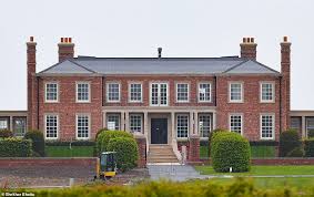 He was brought up in the council house he shared with his parents jeanette and wayne, and his two younger brothers graham and john. Wayne And Coleen Rooney Can Finally Move Into Their New 20million Cheshire Mansion Geeky Craze