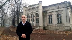 La sfârsitul secolului xix, familia dispunea de doua imobile, construite în acelasi stil european, cu influentele târzii ale curentului romantic. Casa Apostoleanu Focsani