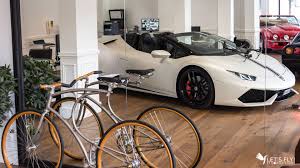 Garage de luxe garage pour voiture bateaux de luxe bateau en bois bateau à moteur navale maison design yatch aquarium. Filmer A Paris Au Drone En Interieur Dans Un Garage Automobile De Luxe