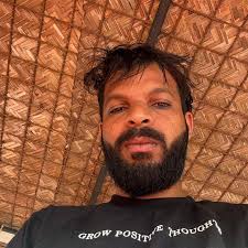 Arif Omer's Instagram, Twitter & Facebook