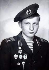 Парадная форма одежды вне строя та же, что и парадная для строя, но вместо брюк в сапоги — брюки навыпуск и вместо сапог—черные ботинки (полуботинки) (рис. Kak Uhodili Na Dembel V Vdv V Sssr Zapiski Beshenogo Grafomana Yandeks Dzen