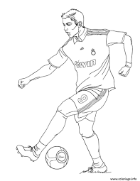 Vous avez à disposition un dessin du coloriage joueur de foot kaka à imprimer avec des couleurs pour aider à choisir les crayons et feutres pour colorier et dessiner. Coloriage Cristiano Ronaldo Joueur De Foot Real Madrid Dessin Foot A Imprimer