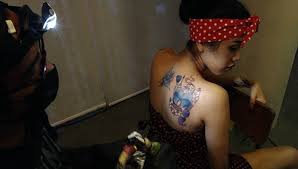 Desain tato untuk wanita ini merupakan gambar tato hias yang sempurna. Tato Itu Keren Bro Bukan Kriminal Cewek Cantik Ini Membuktikannya