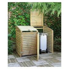 En plus de pouvoir cacher les poubelles, cet espace fait aussi office de rangement pour des bûches de bois par exemple. Cache Poubelle Double Nature Decouvertes