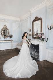 Er wurde mittlerweile dreimal verfilmt: Nackte Braut Versucht Ein Hochzeitskleid Stockfoto Bild Von Bezaubern Kleidung 74870206