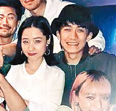 Hinscheung #hins #hinsinfo #張敬軒#張敬軒資訊站#thebrightestdarkness 歡迎關注本站sns facebook 張敬軒〈百年樹木〉mv 〈櫻花樹下〉十年後終結篇《逆流大叔》導演陳詠燊執導吳肇軒、廖子妤、曾樂彤、陳智燊演出張敬軒. ç¿»ç‰ˆæœå‰ è¿½æ°£è³ªå¥³ç¥žå³è‚‡è»'èªæˆ€å¸«å¦¹ æ±æ–¹æ—¥å ±
