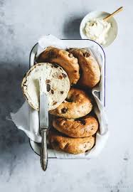 Fruhstucksbagels Mit Rosinen Und Zimt Food Food Photography Breakfast Bagel