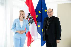 Die neue familienministerin susanne raab (övp) über finanzielle hilfen für familien, teilzeitjobs und kinderbetreuung. Wien Bischof Glettler Bei Familienministerin Aschbacher