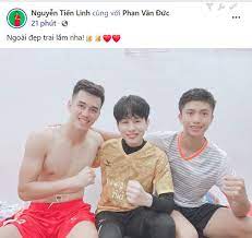 Ít ai biết tiền đạo nguyễn tiến linh từng không biết đá bóng là gì, chỉ lấy trái bóng làm niềm vui nguôi ngoai nỗi nhớ mẹ. Jack Posted A Photo With A Stranger On Valentine S Day The Internet User Almost Lost His Heart Before Holding Hands