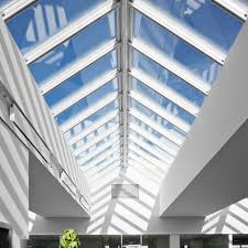 Il lucernario è un'apertura praticata sulla copertura di un edificio per illuminare il sottotetto o comunque gli ambienti sottostanti. Lucernario Per Tetti Piani Ridgelight 25 40 Velux Per Coperture A Doppia Pendenza Con Sistemi Di Evacauzione Fumi In Vetro