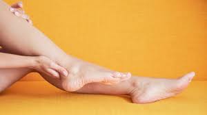 Pemakian suntikan steroid pada area sakit tumit kaki sebelah kanan dan sepanjang jari jari kaki yang mengalami cedera dan rasa nyeri akibat pemakaian sepatu yang tidak. Kaki Ibu Hamil Sering Gatal Kenapa Ya Kumparan Com