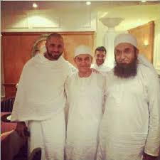 Mualana Tariq Jameel With Shahid Afredi Giving Dawah To Bollywood Actor Amir Khan During Hajj Bollywood Celebrities Aamir Khan Pakistani Wedding Outfits