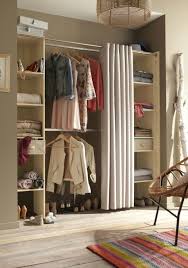 Dressing Avec Rideaux Pour Ceux Qui Preferent Dissimuler Leurs Habits Meme S Ils Sont Bien Rang Rideau Dressing Dressing Fait Maison Amenagement Dressing