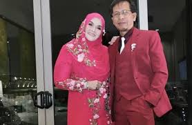 Pemenang bintang paling popular abpbh 1990, aishah menyampaikan trofi kemenangan kepada mira filzah. Ohbulan Laman Socialtainment No 1 Malaysia Part 1415