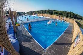 Aici am descoperit o zonă de agrement foarte, foarte frumoasă. Tiki Village Iasi Piscine Iasi