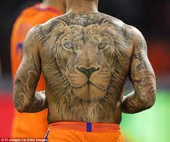 In the 2014 world cup when memphis scored against australia, he kissed this tattoo and pointed towards the sky dedicating it to his late grandfather. Memphis Depay Wiki 2021 Girlfriend Salary Tattoo Cars Houses And Net Worth