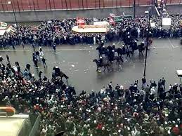 Als je dan in het daarop volgend filmpje ziet dat een paar honderd feyenoord hooligans, 7 me'ers te pakken willen. Rellen Ajax Feyenoord 15 02 2009 Mp4 Video Dailymotion
