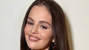 Selena Gomez's Latest Hair Transformation Is All About '90s Long Layers—and  It's Perfect for Round Faces