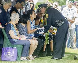 It turned israel iz kamakawiwo'ole from a favorite hawaii musician to an artist. A Hero S Final Farewell Hawaii Tribune Herald
