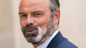 Depuis quelque temps, la barbe du premier ministre est décolorée avec plusieurs cercles de poils blancs sur sa joue gauche. Edouard Philippe Apres Kung Fu Panda Decouvrez Son Nouveau Surnom A Cause De Sa Barbe Voici