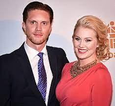En unik bild visar paul sundvik och isabella löwengrip på flygplatsen i det oljerika ökenriket. Isabella Lowengrip Wikipedia
