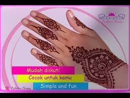 Untuk variasi, bisa gunakan warna kuning untuk setiap bentuk. Tutorial Henna Mudah Diikuti Membuat Tangan Kamu Menjadi Lebih Manis Dan Cantik Youtube Henna Tangan Henna Gambar