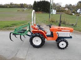 The kubota b7500 as a wheelbase of approximately 60 inches, and always somewhere between 1300 and 1400 lbs. Kubota Traktor B1400 Mit Allradantrieb Und Grubber Ac5t Sb Forst