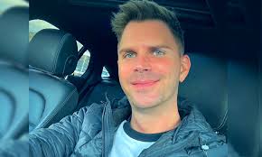 Az egykori megasztáros csalás és sikkasztás gyanújával jelenleg is börtönben van, eközben a rendőrség sorra hallgatja ki azokat, akiket megvádolt. 2018 Ban Elvitte Az Automat Azota Semmit Nem Tudok Rola Hazibuli Attilat Is Atverte Fekete David Penzt Is Kert Tole Likenews