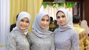 Berikut ini adalah beberapa pilihan baju kondangan yang populer di kalangan wanita. Cantik Dan Menawan 7 Model Baju Pesta Muslim Sederhana Ini Cocok Banget Buat Kondangan