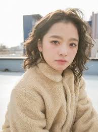 カーリーミディアムヘア 大人かわいいモテ 愛され 茶髪 ブラウン ヘアサロン予約 ozmallビューティ カーリーボブヘアスタイル カーリーパーマ ミディアムヘア