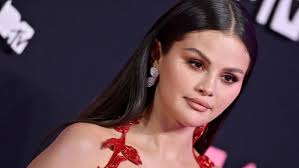Selena Gomez Reveals That She Can't Carry Children Due to “a Lot of Medical  Issues”