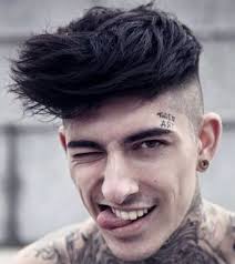 Dagli haircut con doppio taglio e ciuffo a quelli più classici che valorizzano la chioma medio o lunga, le tendenze tagli capelli uomo 2022 . Pin Su Uomo Corto