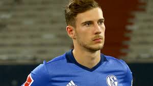 Leon goretzka (r.) schießt den ball vorbei an daniel caligiuri in den kasten. Schalke 04 Bestatigt Leon Goretzka Noch Immer Verletzt Goal Com