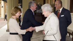 Geläufige redensarten und feststehende wortkombinationen bestehend aus drei oder mehr wörtern. Knigge Und Royale Etikette Fur Wen Mussen Kate Middleton Meghan Markle Und Co Knicksen News De