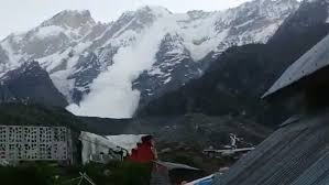 Avalanche Near Kedarnath Dham: केदारनाथ मंदिर के पीछे अचानक आई तेज आवाज,  बाहर निकल कर देखा तो लोगों के उड़ गए होश - Avalanche Near Kedarnath Dham A  loud sound suddenly came