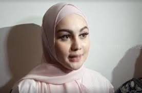 Unggahan sarita abdul mukti instagram/@queen_saritaabdulmukti sarita abdul mukti mengenakan hijab di awal trekkingnya di sentul. Faisal Harris Bertemu Dengan Sarita Abdul Mukti Ini Reaksi Jennifer Dunn Matamata Com