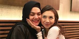 Untuk potongan pertama, shakilla memberikannya kepada sarita yang duduk tepat di hadapannya. Rayakan Ultah Anak Bareng Faisal Haris Sarita Abdul Mukti Baikan Bukan Balikan Sama Mantan Kapanlagi Com