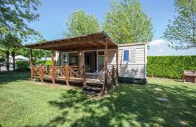 Tenda con set per la preparazione di tè e caffè, bollitore elettrico e vista sul giardino. Glamping Italien Entdecken Sie Luxuscamping Im Schonen Italien